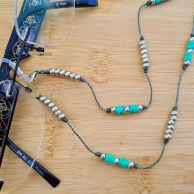 Chaîne de lunettes PETRA kaki, vert et argent